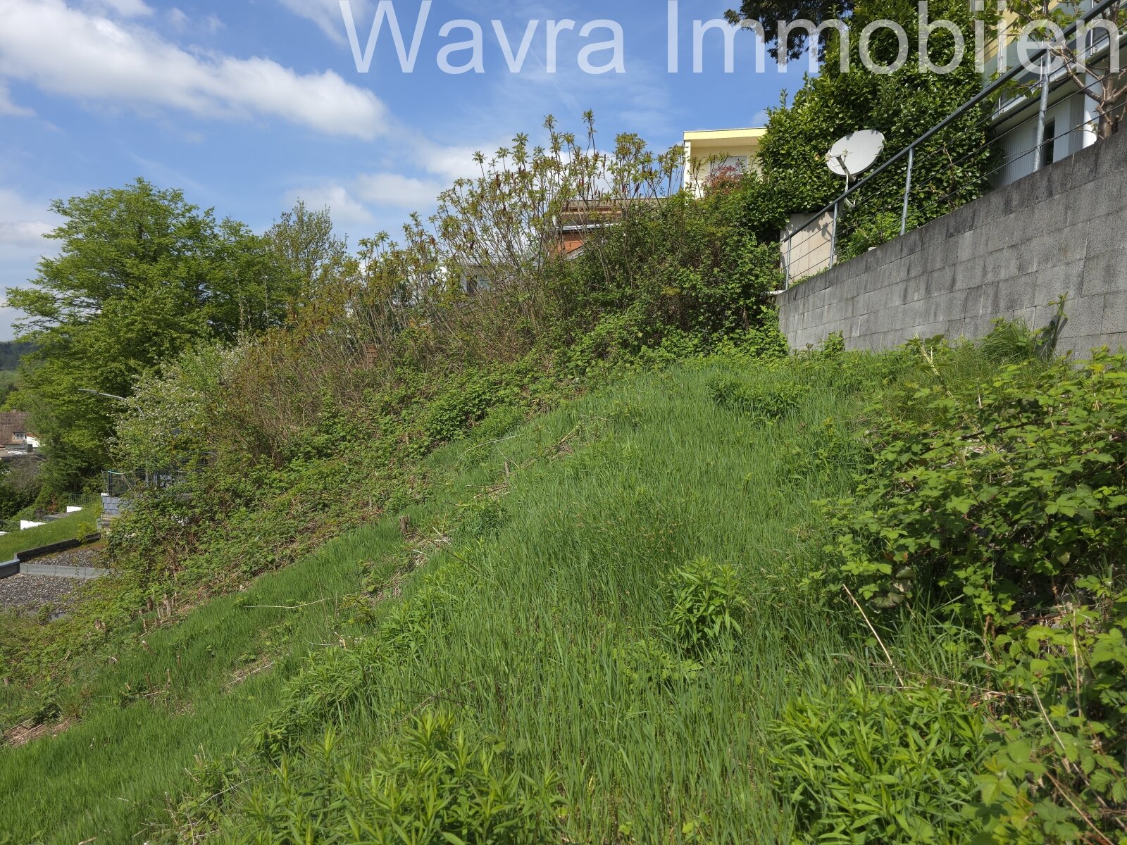 Hanggrundstück mit Weitblick in Steinen (DJ1) — Grenze zum Nachbargrundstück